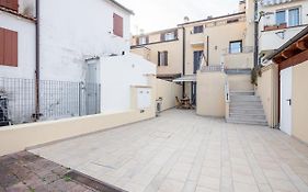 Guesthost - La Marina Apartment With Patio & Parking